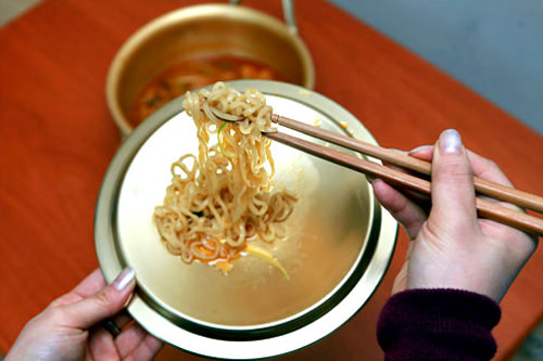 据说把面放在锅盖上这么吃会更香。