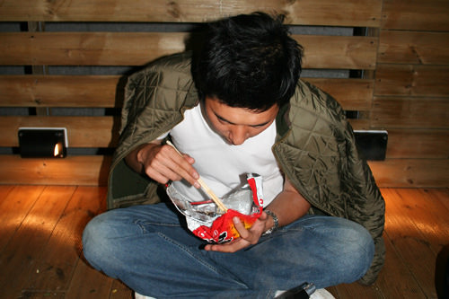 把泡面包装当成吃面的容器。