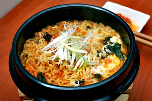 在砂锅里吃别有风情。