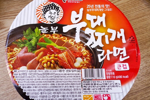 部队汤拉面(乐伯)
1,550 韩元,450 kcal
部队汤连锁店推出的泡面。内有火腿肉丁。
