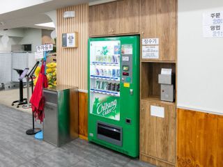 饮料需在自助贩卖机上购买