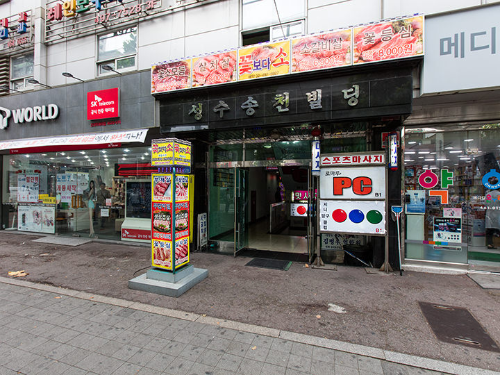 建筑入口(医院位于5层,有电梯)