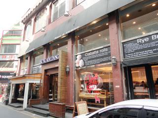 特别有名的是大田老店铺面包店“圣心堂”的总店