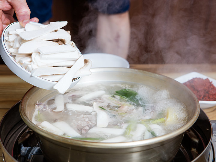 放入许多年糕、葱、蘑菇