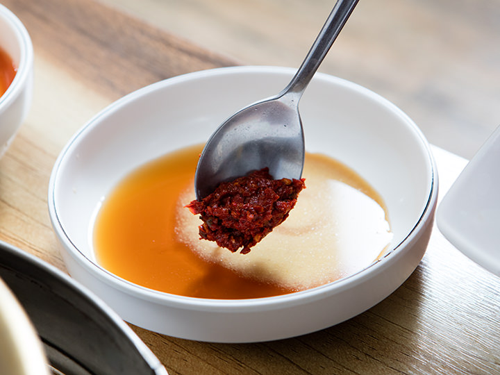 依照喜好的辣度自行调整一只鸡特制酱料(Dadegi)