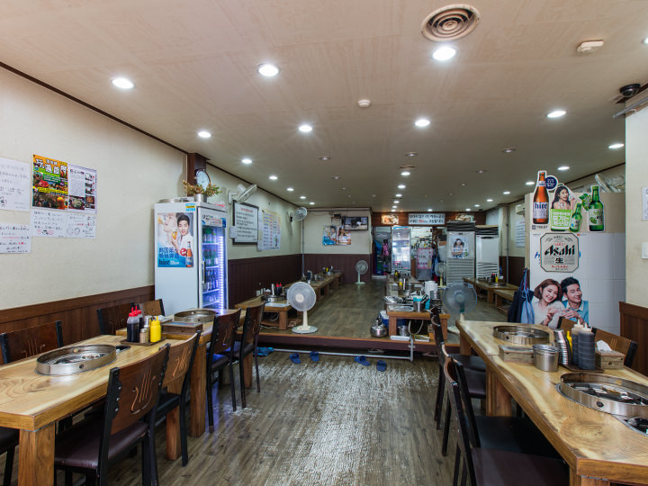 店内多为4人座席