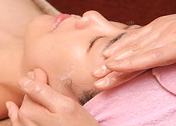 2.瘦脸淋巴按摩