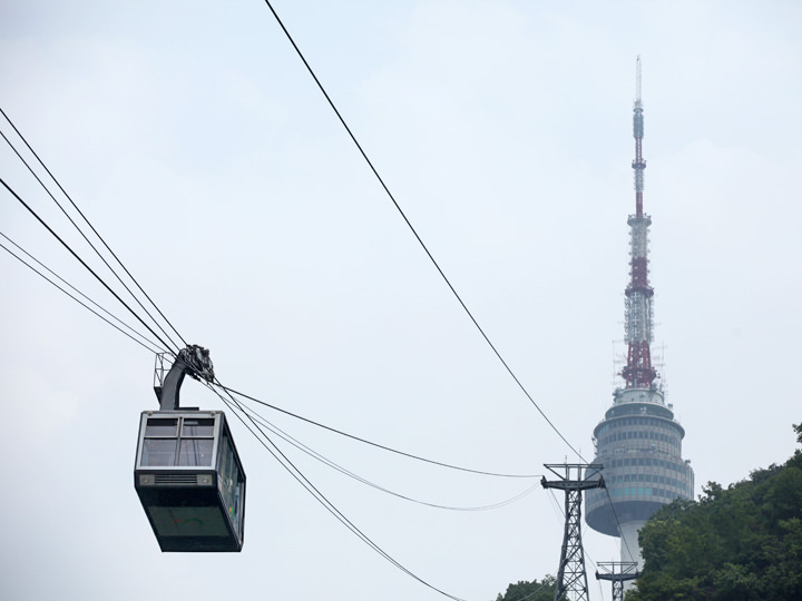 南山缆车
南山缆车是大家到N首尔塔和南山公园时最推荐的交通方式,并且在《屋塔房王世子》等韩剧中都可以找到南山缆车的身影。