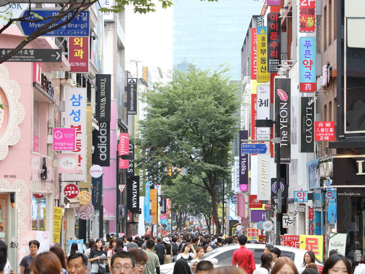 购物天堂明洞
明洞汇聚了大牌云集的免税店,各类流行服饰、化妆品专卖店,以及各式各样的街边小吃都可以在这里找到,是购物与美食体验的完美结合。