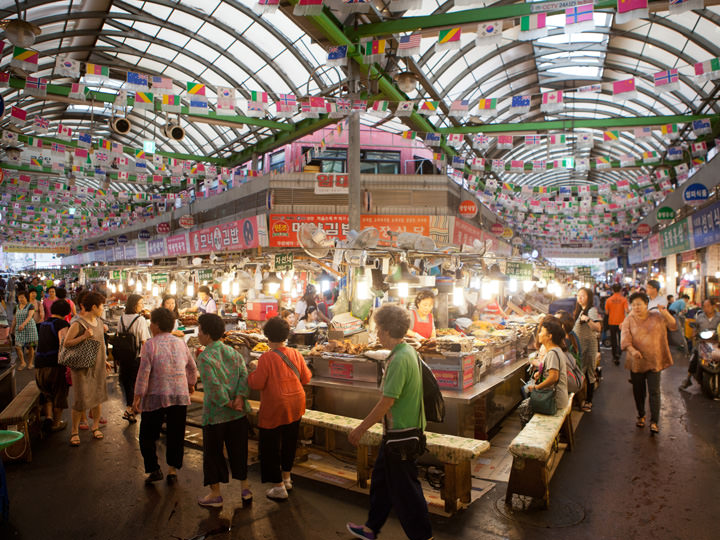 广藏市场
位于清溪川附近的广藏市场是一个成立于1905年的综合传统市场。在这里可以品尝到美味的麻药紫菜包饭和绿豆煎饼等各式各样的美味小吃。