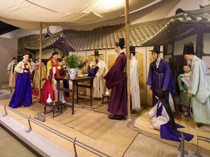 国立民俗博物馆
位于景福宫景区内,拥有86000余件藏品,是展示韩国人传统生活与文化的代表性博物馆之一。要想了解朝鲜王朝(1392~1910年)的风貌,也可以去景福宫景区内的国立民俗博物馆。