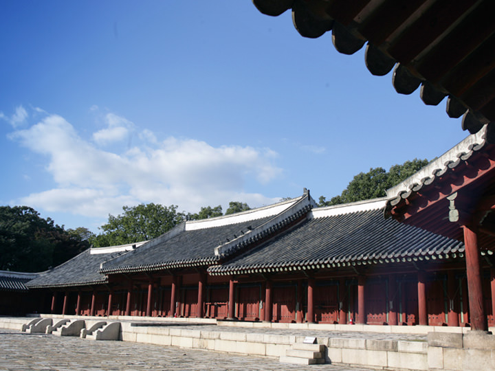 宗庙
供奉着朝鲜王族历代王与王妃的灵位的地方,庄严而神圣。因其杰出的建筑风格以及珍贵的历史价值,被联合国科教文组织纳入了世界文化遗产之列。