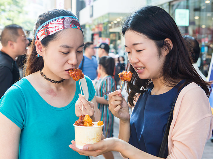 品尝明洞的街边小吃
明洞的街边小吃种类繁多,既有辣炒年糕这样中规中矩的类型,也有各色各样的新潮食物,是体验路边小吃的首选之地。