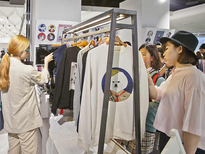 东大门市场
同样位于清溪川附近的东大门市场是服装批发市场和大型时尚服装商场共存的不夜城,这里不分昼夜24小时都充满着活力。