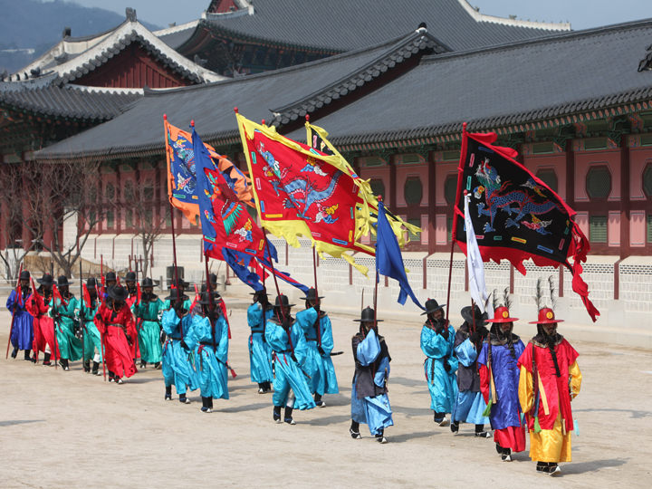 王宫守门将交接仪式(周二除外)
在光华门广场和兴礼门广场上进行再现朝鲜时期守门将交接仪式的王宫守门将交接仪式。华丽又隆重的气氛不容错过。