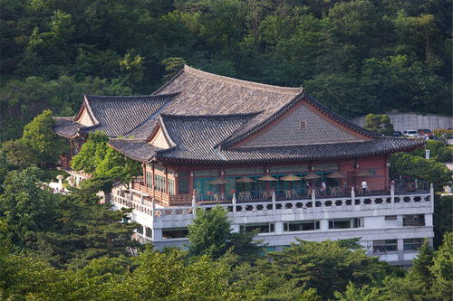 三清阁
一座被北岳山绿荫环绕的韩屋庭院,近半个世纪的与世隔绝使三清阁聚集了首尔最纯净的气息。这里还有有名的午餐音乐会“滋味”,可以同时欣赏韩国传统演出,品尝韩国宫廷料理。