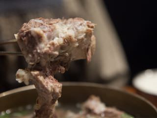 一碰即碎，长时间熬制的排骨