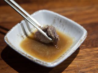 排骨蘸特质调味酱吃，感受食物味道的变化