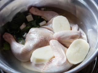 新鲜鸡肉加上土豆、葱等材料炖熟