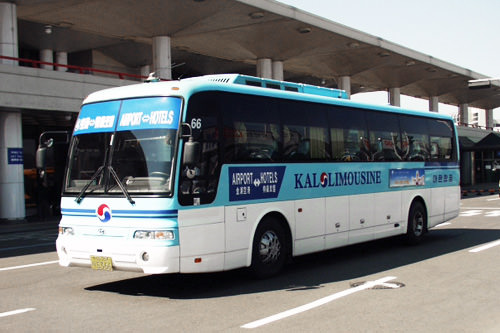 高级机场大巴(包括KAL机场大巴)
(费用在7,500韩元左右,三列座席)