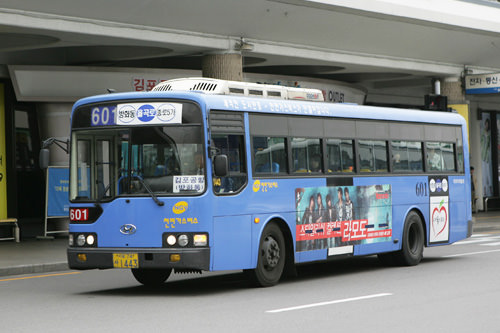 市区巴士(每种巴士的座席列数不一样)