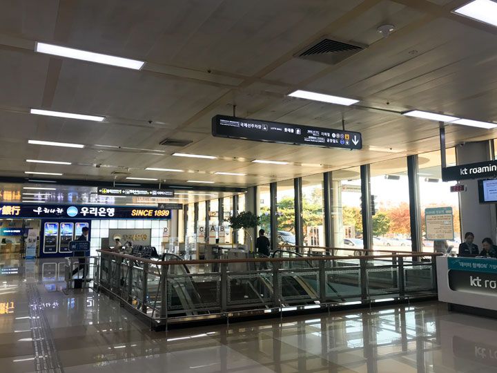 1.乘坐入境口(1层)左前方的电梯前往地下1层