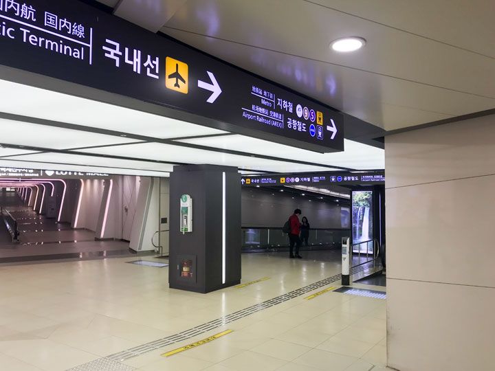 3.在路的尽头向右转,能看到设有平行电梯的长长通道,一直前行