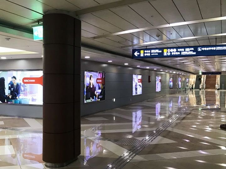 2.一直前行,跟着前方有地铁乘车站标识的箭头走