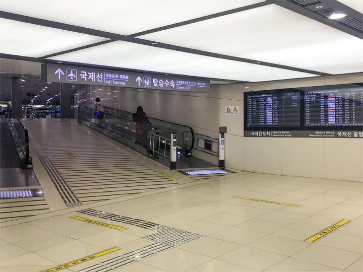 2.在设置有平行电梯的长长通道上一直前行