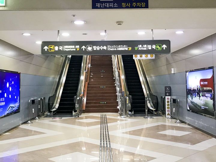 4.能看到前方就有电梯,乘坐电梯到达1层大厅