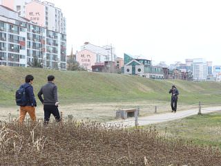 沿着首尔风纳洞土城的散步小路