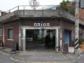 将旧工厂改造成“cafe onion”的咖啡厅入口