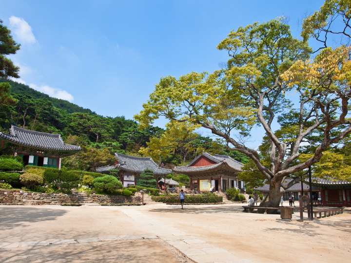 位于江华岛的韩国著名古寺"传灯寺"