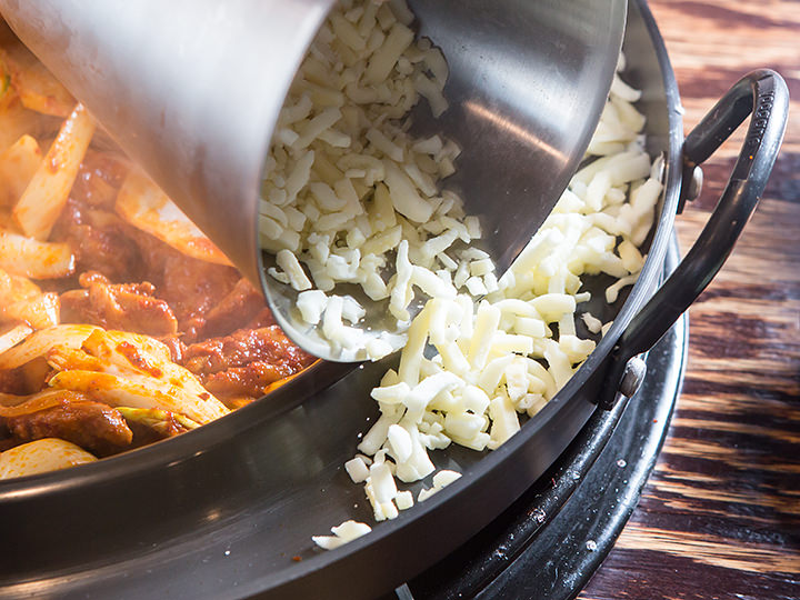 等蔬菜半熟之后在铁板四周内放入芝士