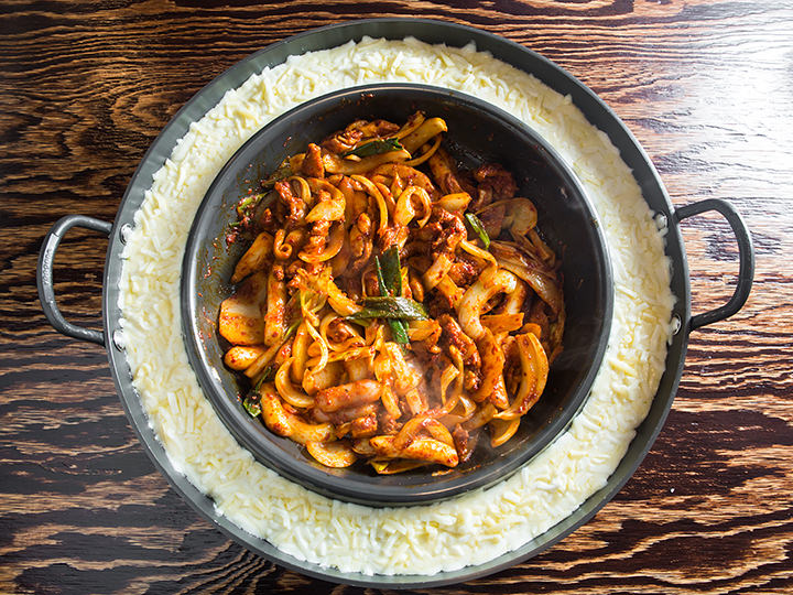 等到鸡肉熟了,芝士也融化了,还等什么,开动吧!