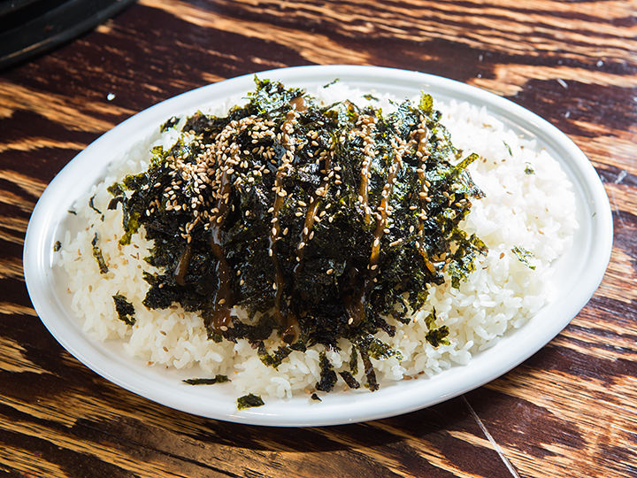 米饭上还洒满了香脆的海苔和芝麻