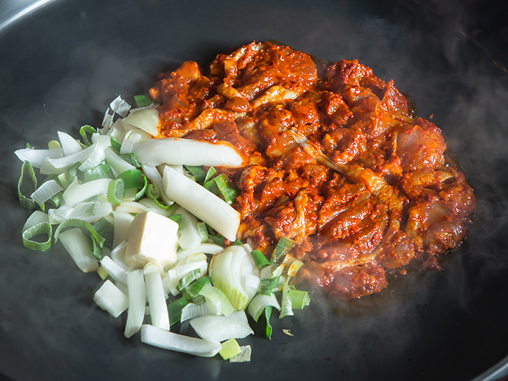 先将食材炒熟后再加入米饭