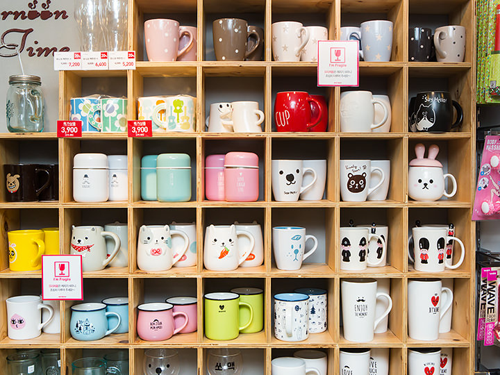 摆放整齐的杯子