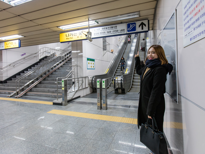 “首尔世界杯体育场”与地铁6号线世界杯体育场站直接相连。因座位的位置不同地铁站的出口可能也不同,我是从距离售票处最近的2号出口出发的♪