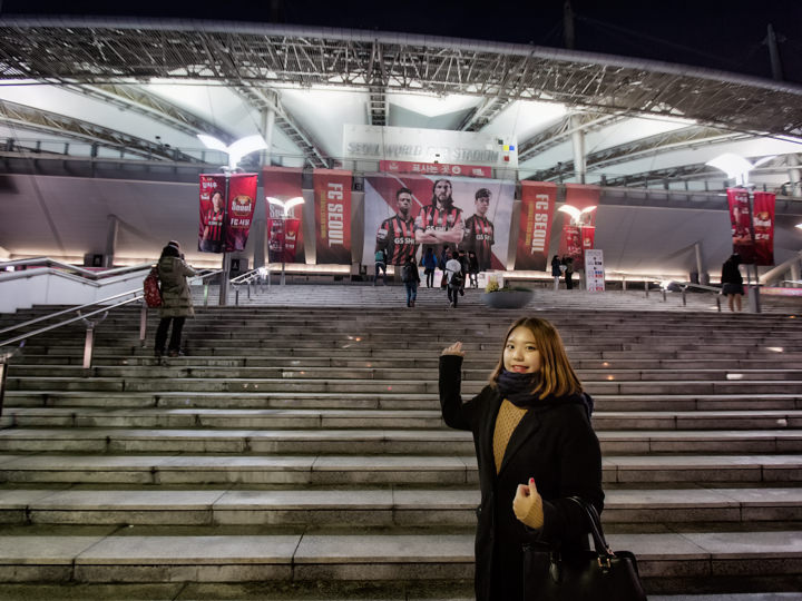 从2号出口出来,整个体育场呈现在眼前,去寻找挂有“首尔世界杯体育场”、“FC首尔”横幅的地方吧!