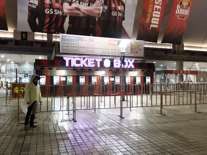 沿着台阶上去,走到写有“TICKET BOX”的售票处