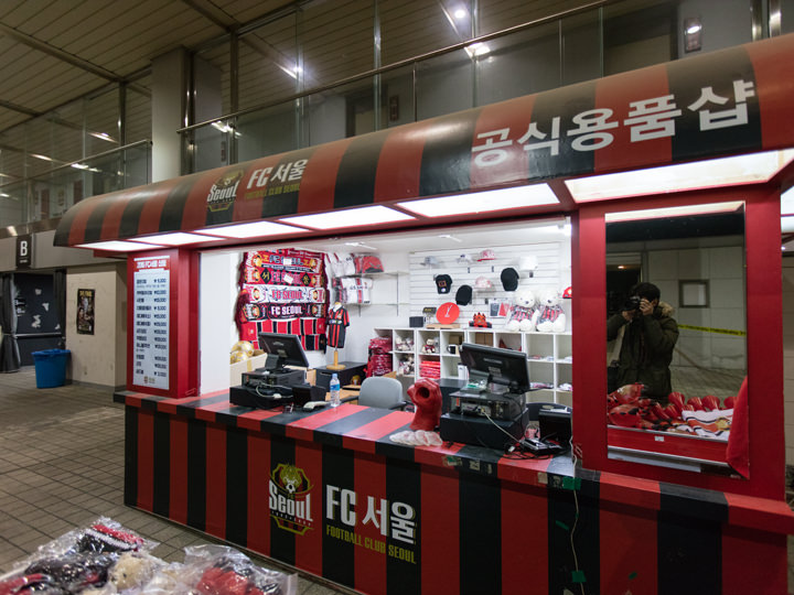 体育场前的“正品商品店”