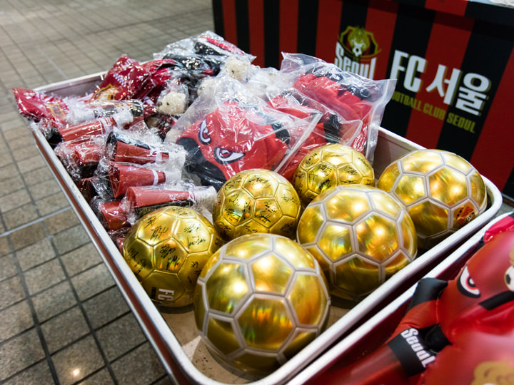 喇叭、穿着队服的泰迪熊,还有球员签名的足球等,商品种类繁多♪