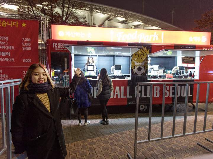 通常是先付钱,只能用韩语,可现金和信用卡支付