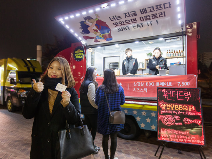 拿到发票后,去路边小吃摊~