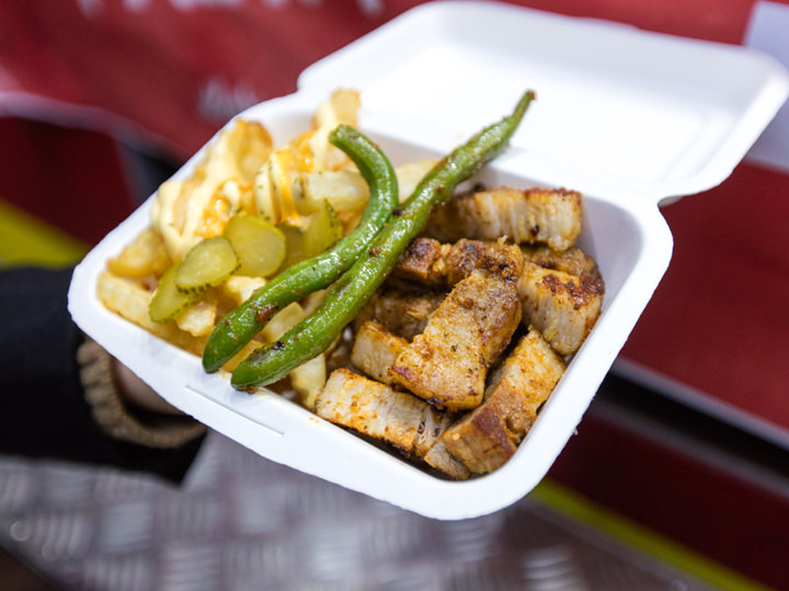 厚厚的五花肉,还有满满的炸薯条