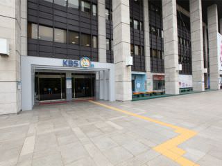 参观大堂“KBS On”的入口