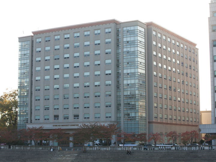 校园内美丽的宿舍楼