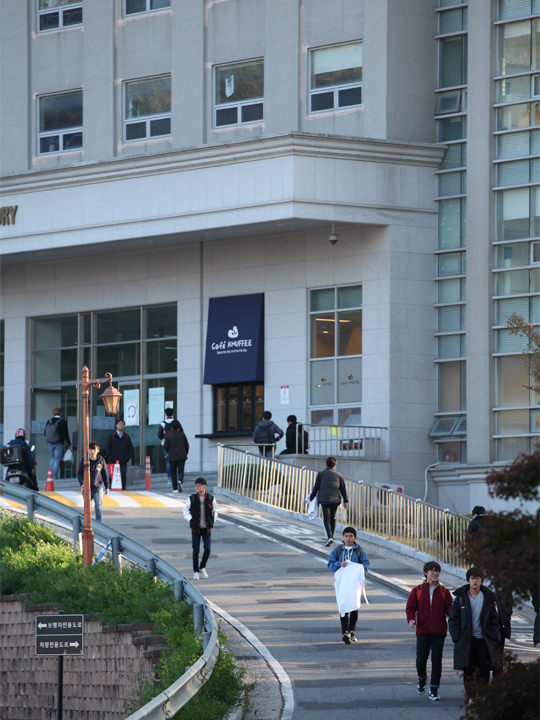 在校园里散步的男生中,每两个就有一位是30岁吗?