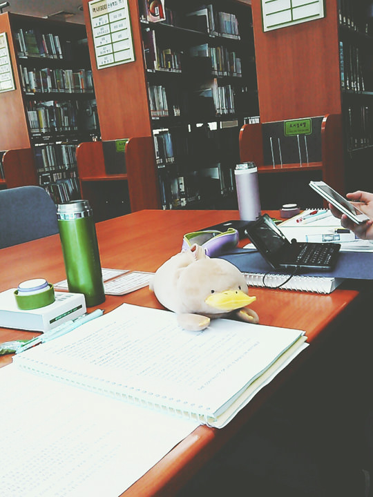 用复印的教材准备考试的场景